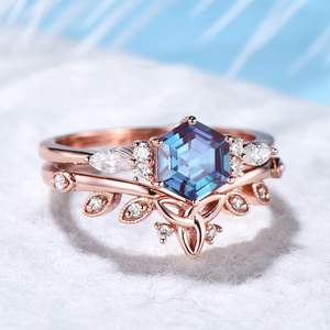 Anillo de compromiso y aniversario clásico de lujo para mujer con corte hexagonal de alejandrita y engaste de oro rosa - Product Image 5