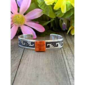 Bracelet manchette en argent sterling fait main Navajo avec motif d'huître épineuse - Bijou de collection culturel - Product Image 1
