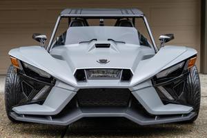 Slingshot 2023, R~750 Millas, Automático, Batería de Litio, Neumáticos R19, Interior Claro, Excursion, Techo Descapotable, Envoltura Gris Satinado Nardo - Product Image 6