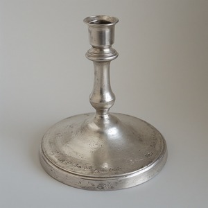 Élégant bougeoir de Noël en or fabriqué avec une finition de luxe offrant une lueur de fête brillante pour les vacances et les célébrations - Product Image 3