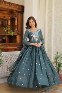 Robe de mariée indienne de style Anarkali, broderie florale, imprimé floral, 100% soie, longueur au sol, manches longues, robe de soirée pour femmes - Product Image 4