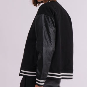 Veste de style universitaire noire pour femmes, manches en cuir, bordure côtelée rayée, style urbain surdimensionné, mode streetwear. - Product Image 6
