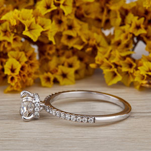 1.80 CT แหวนหมั้นเพชรมออิสซาไนต์สำหรับผู้หญิงหรูหราตัดยาวด้วยแหวนพลอยรัศมีที่ซ่อนอยู่ - Product Image 2