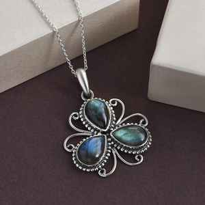 Collar con colgante de labradorita hecho a mano, diseño de trébol de plata esterlina, piedra preciosa en forma de lágrima, cadena de 16 + 2 pulgadas, joyería curativa Bohemia - Product Image 2