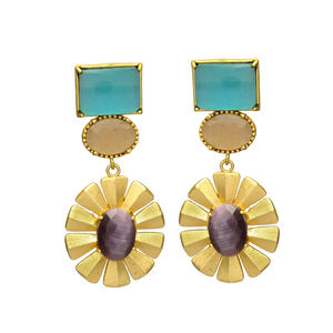 Recién llegado, Pendientes colgantes de diseño único chapados en oro con pendientes de latón con piedras preciosas de amatista - Product Image 1