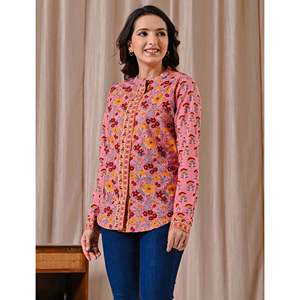 Haut pour femme en coton et soie à imprimé floral rose foncé, logo brodé, tenue de bureau formelle, taille XL, boutons sur le devant - Product Image 3