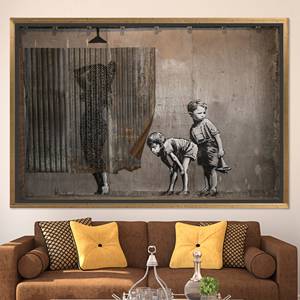 Tableau sur toile Banksy Boys : Décoration murale graffiti - Toile imprimée, TOILE ENCARTÉCHÉE DORÉE - Product Image 1
