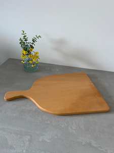 Planche à découper en bois, planche de service avec poignée, bois naturel massif, finition lisse et polie, pour la préparation et le service des aliments en cuisine - Product Image 3