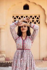 Robe midi bohème Venus, fabriquée à la main, en coton pur, imprimée à la main, à motifs floraux, décontractée, occasionnelle, beige rose, mode éthique - Product Image 6