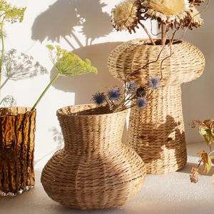 Vase à fleur fait main écologique de rotin avec la structure durable légère pour les décorations intérieures à la maison modernes durables - Product Image 1