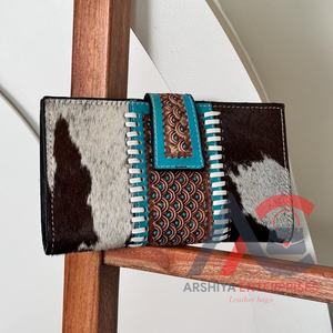 Nouvel arrivage de pochette de sculpture usinée à la main étui de téléphone en cuir de fourrure de vachette à motifs occidentaux portefeuille élégant portefeuilles à usages multiples - Product Image 1