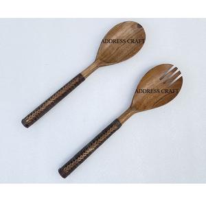 Ensemble de 2 cuillères et fourchettes en bois naturel avec manche en rotin tissé pour la maison, les ustensiles de cuisine et les salades. - Product Image 5