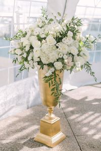 Elégants vases à fleurs en métal artisanal avec des détails d'inspiration antique parfaits pour ajouter du charme à la décoration du salon ou du mariage - Product Image 2