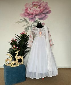 Sari de Fiesta de Crepé con Pedrería y Bordes Bordados para una Perfección Festiva, Kurta de Seda Chifón para Bodas - Product Image 1