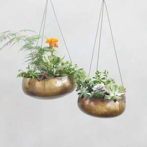 Pots de fleurs élégants en métal martelé doré, Vases de sol décoratifs d'intérieur faits à la main, premier choix pour le salon et le bureau - Product Image 1