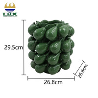 Vase en céramique en forme de poire personnalisé glaçure verte brillante pot de fleurs de table d'intérieur aux fruits 3D pour la décoration de la maison, du salon et de la salle à manger
