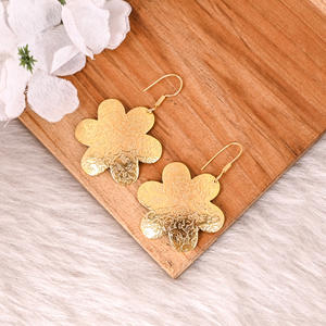 Venta al por mayor clásico estilo vintage Latón chapado en oro flor pendientes para mujer estilo celebridad desgaste de la boda - Product Image 3