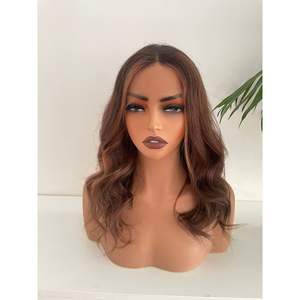 Perruque en cheveux humains vierges à 100% brun chocolat avec reflets caramel, densité 180%, dentelle HD, nœuds blanchis - Product Image 5