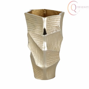 Vase décoratif en métal pour table, au design élégant, idéal pour sublimer la décoration de table et les espaces intérieurs - Product Image 5