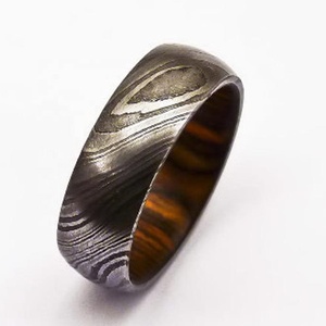 Anillo de compromiso de boda de acero damasco hecho a mano unisex de alta calidad con revestimiento interior de madera alimentado por fuente manual - Product Image 2