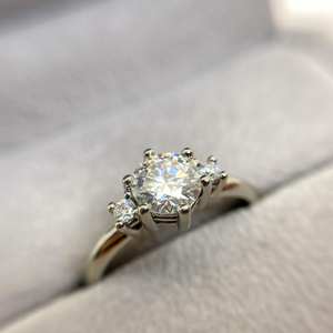 Bague de fiançailles en diamant taille ronde de 7mm | Pierres latérales à six broches | OEM de bijoux fins de mariage de mariée en argent sterling plaqué or 18 carats - Product Image 1