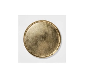 Platos de metal artesanales Premium de inspiración antigua para servir en el comedor elegante y presentación decorativa - Product Image 3