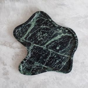 Plateau décoratif en marbre pour organiser les bocaux et les bouteilles sur le comptoir de la cuisine avec une esthétique luxueuse et propre - Product Image 3