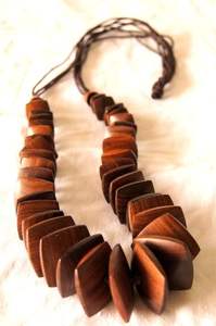 Nouvellement publié Sol en bois longues perles pendentif collier chamois chaîne en bois coloré chaîne amusant bijoux vacances porter cadeau pour les femmes - Product Image 3