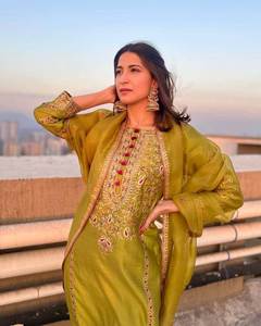 Haute qualité lourd Chinon soie costume haut de gamme Sharara Collection broderie conception travail pour femmes fête porter indien pakistanais - Product Image 3