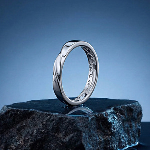 แหวนแต่งงานผู้ชายแบบสลักลายเถาวัลย์เคลือบแพลตตินัม Jeulia Twisted Engraved Vine - Product Image 4