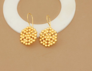 "Boucles d'oreilles élégantes à motif floral perlé plaqué or 18 carats faites à la main avec fermeture à crochet - Product Image 4