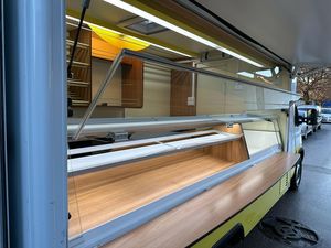 Camión de Comida de Alta Calidad, 4.8m, Carrocería de Aluminio, Furgoneta Motorizada para Catering, Vehículo de Servicio al Aire Libre con Espacio de Preparación y Energía Integrada - Product Image 5