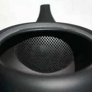 Théière Kyusu avec couvercle et poignée, noire, plate et ronde, en céramique Takasuke Kiln Tokoname, théière Kyusu noire, plate et ronde - Product Image 5