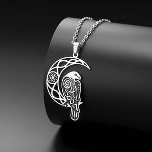 Pendentif lune en acier inoxydable Viking, bijoux plaqués or, pendentif animal corbeau gravé, cadeaux pour hommes et femmes - Product Image 1