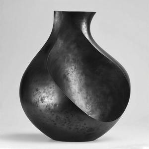 Charbon Crest Artisan Vase Noir avec Texture Naturelle Floral En Relief Design Home Decor Accent Statement - Product Image 4