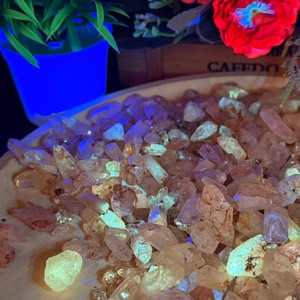 Vente en gros <span class=keywords><strong>de</strong></span> pierres <span class=keywords><strong>de</strong></span> guérison en quartz pétrolier rare <span class=keywords><strong>de</strong></span> 2 à 4 cm, artisanat poli, quartz pétrolier fluorescent, spécimen minéral - Product Image 6