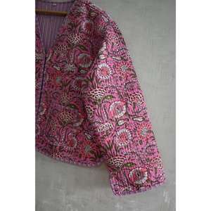 Chaqueta Rosa de Algodón con Estampado Floral, Acolchada, con Botones y Cuello en V, Estampado a Mano, Reversible, Ecológica, Ropa Étnica de Invierno - Product Image 3