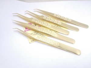 Pinzas de pestañas con mango de diseño de mariposa de 45 grados chapadas en oro Pinzas de extensión de pestañas de acero inoxidable con logotipo personalizado profesional - Product Image 5