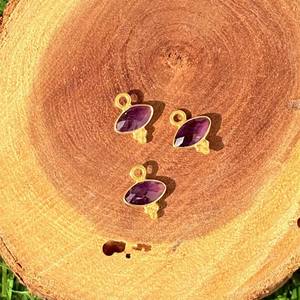 Colgante con Bisel de Amatista, Forma de Marquesa, Dije Delicado Chapado en Oro con Tres Piedras Rawa, Se Vende por Pieza - Product Image 2