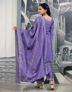 ชุดเดรสคอวีสไตล์โบฮีเมียนสำหรับฤดูร้อนสไตล์น่ารักงานปักลำดับหนัก5มม. งานถักทอยาวคลุมเข่าพร้อมลวดลายสีพื้น - Product Image 5