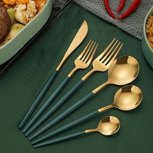 Ensemble de couverts élégants plaqués or Ensemble de couverts en acier inoxydable avec manche en résine noire Ensemble d'ustensiles de cuisine moderne pour la salle à manger - Product Image 3