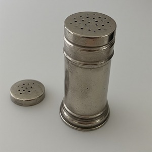 Moulin à Sel et à Poivre Décoratif en Acier Inoxydable Martelé, Bronze Antique, Patine Artisanale, Conçu pour la Décoration - Product Image 5