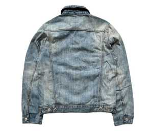 Veste en jean pour homme extra durable pour l'hiver avec logo frontal, conçue pour un mouvement tout au long de la journée, performance robuste et look urbain haut de gamme - Product Image 3