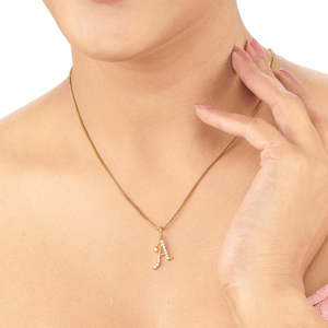 Collier pendentif en or avec lettre incrustée de zirconiums - Product Image 2
