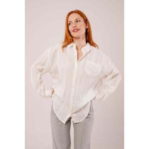 Blusa Elegante para Mujer Lustrin, con Cuello Alto, Detalle de Bolsillo a Rayas, Color Blanco, para Venta al Por Mayor, Disponible en Tallas S, M, L - Product Image 3