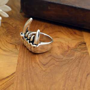 Anillo de Garra de Latón con Diseño Atrevido, Anillo Gótico Punk Ajustable, Joyería Artesanal - Product Image 4