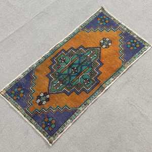 Alfombra Turca Pequeña de 1.5x3 pies, Alfombra Vintage de Lana con Puntos Azules - Product Image 2