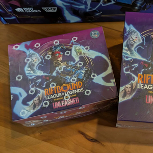 ซื้อกล่องบูสเตอร์ Riftbound League of Legends TCG ของแท้จากโรงงาน ซีลใหม่ ยี่ห้อ UNLEASHED ผลิตจากกระดาษรักษ์โลก สำหรับครอบครัว - Product Image 1