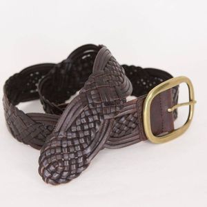 Cinturón de piel hecho a mano con artesanía tradicional y hebilla segura para la colección de accesorios de hombre Premium - Product Image 4