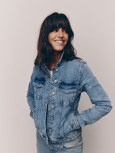 Prima Mujeres Rasgado Chaquetas de mezclilla Fabricantes Casual Elegante Prendas de abrigo Proveedores Moda Vendedores Ropa al por mayor - Product Image 2